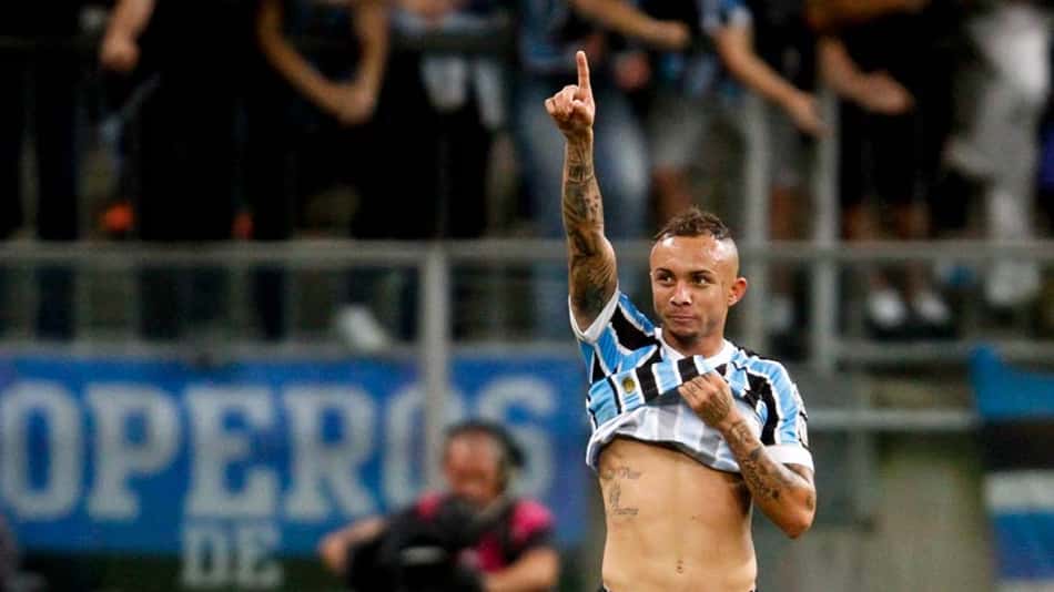 Everton dá show, Grêmio atropela o Cerro e assume a liderança do grupo