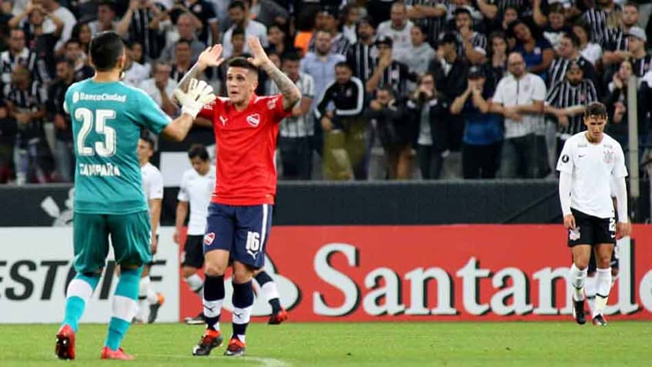 Corinthians joga mal, perde para o Independiente e vê grupo embolar
