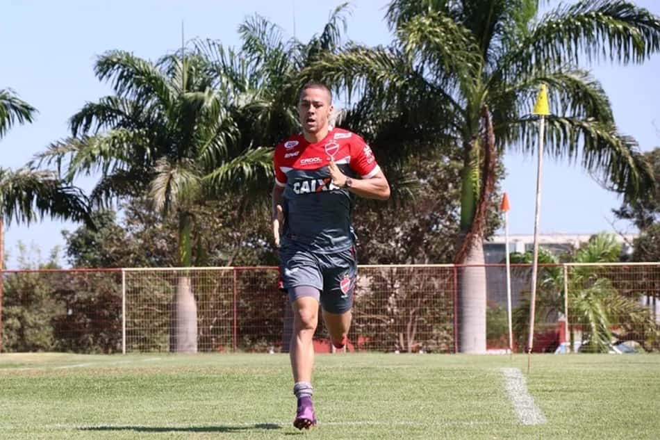 Atacante Ramon deixa DM e deve retornar ao Vila Nova diante do Goiás