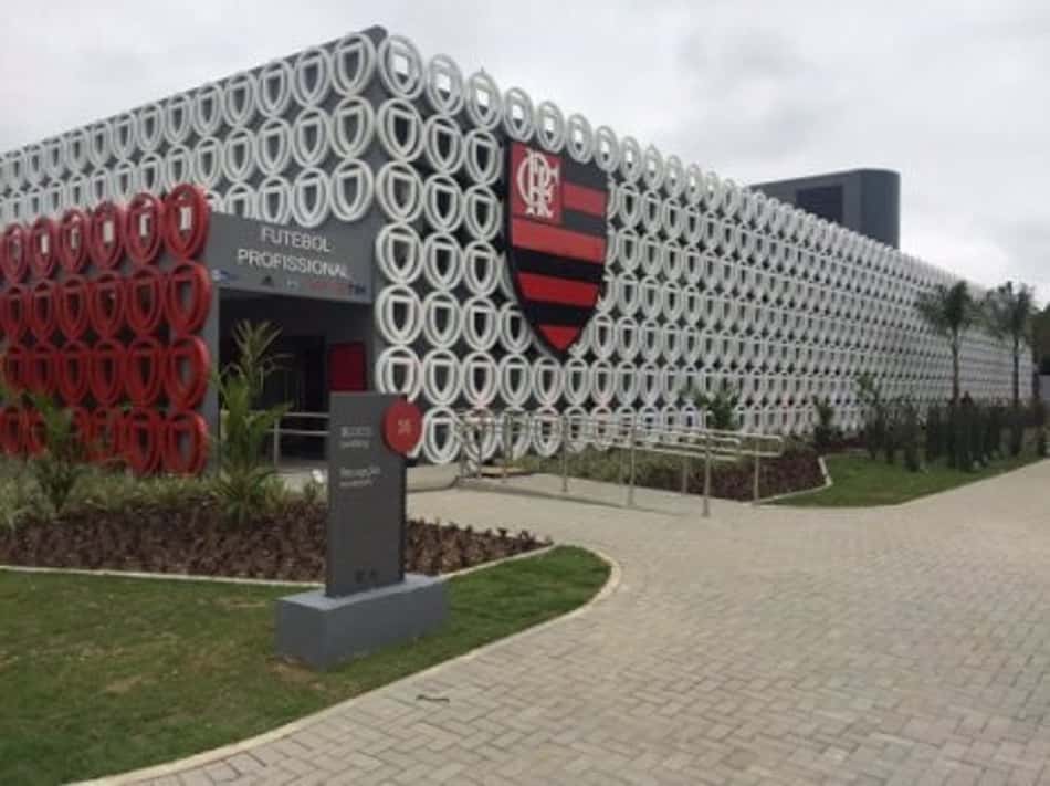 Dirigentes presenteiam funcionários do Flamengo com ingressos para decisão contra o Grêmio, no Maraca