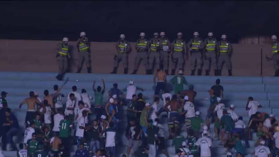 Clássico tem clima de guerra entre torcedores do Goiás e PM em estádio