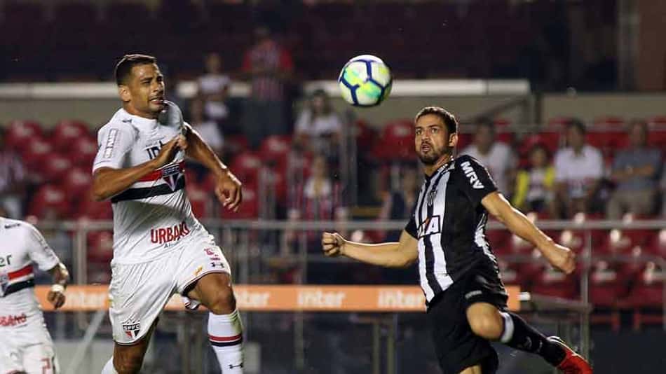 Em partida elétrica no Morumbi, São Paulo e Atlético-MG empataram em 2 a 2. O Galo chegou a virar o jogo depois de sair perdendo, mas acabou cedendo o empate. Bom apenas para Ricardo Oliveira e Róger Guedes, autores dos gols, e para Gustavo Blanco, volante destaque do jogo. Confira as notas! (Por: Ana Canhedo).&nbsp;