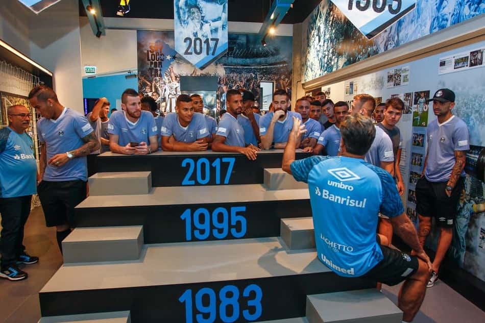 Elenco gremista visita exposição do Tri da Libertadores