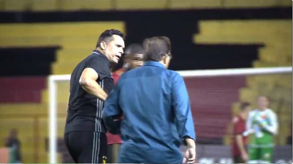 Técnicos do Sport e Bahia se estranham na saída do gramado