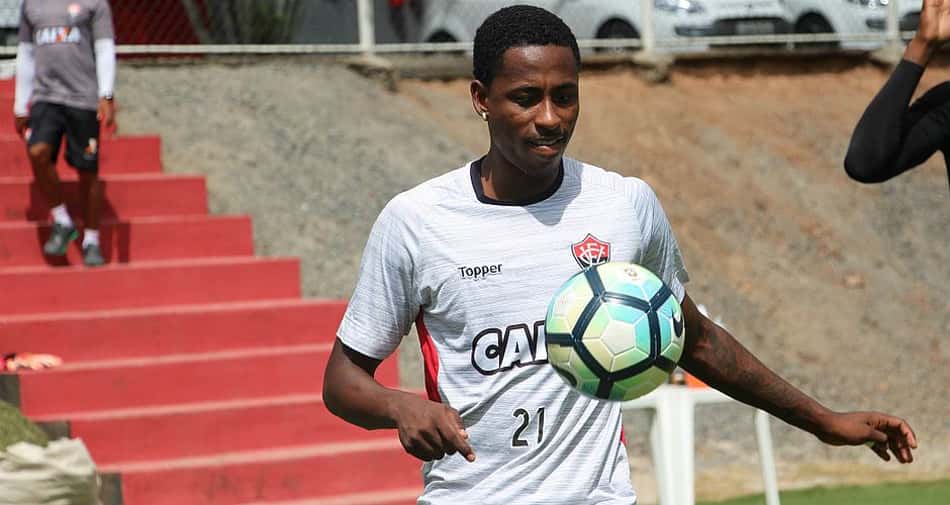 Mesmo enfrentando equipe "de alto nível", Denílson pede que Vitória "acredite do início ao fim"