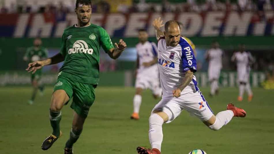 Mesmo com um a menos, Paraná empata com a Chapecoense e conquista o primeiro ponto