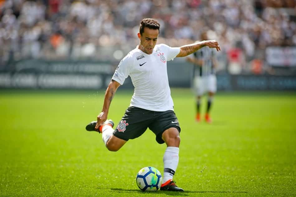 Jadson volta à posição preferida e diz que 'não tem por que sair' do Timão