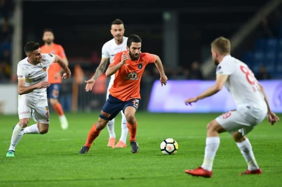 Emprestado pelo Barcelona, Turan é suspenso por 16 jogos na Turquia