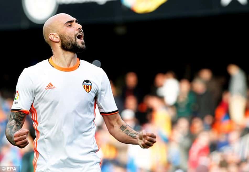 Em busca de reforços ofensivos, Milan avalia atacante do Valencia