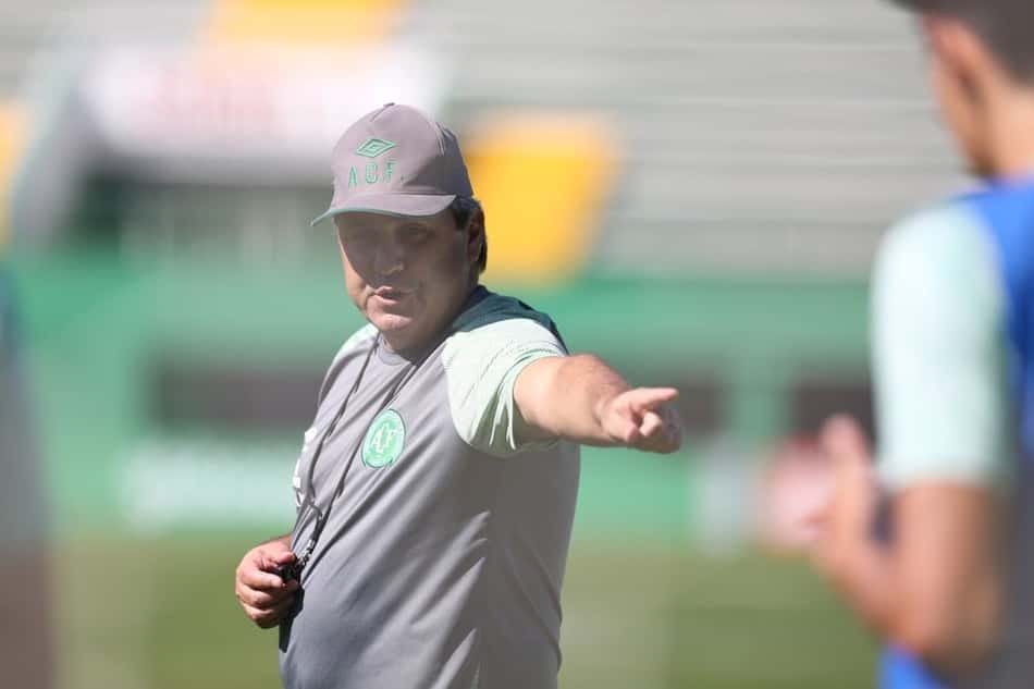 Gilson Kleina faz suspense na escalação do time titular da Chape
