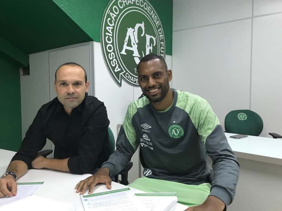 Zagueiro Douglas renova com a Chapecoense até final de 2019