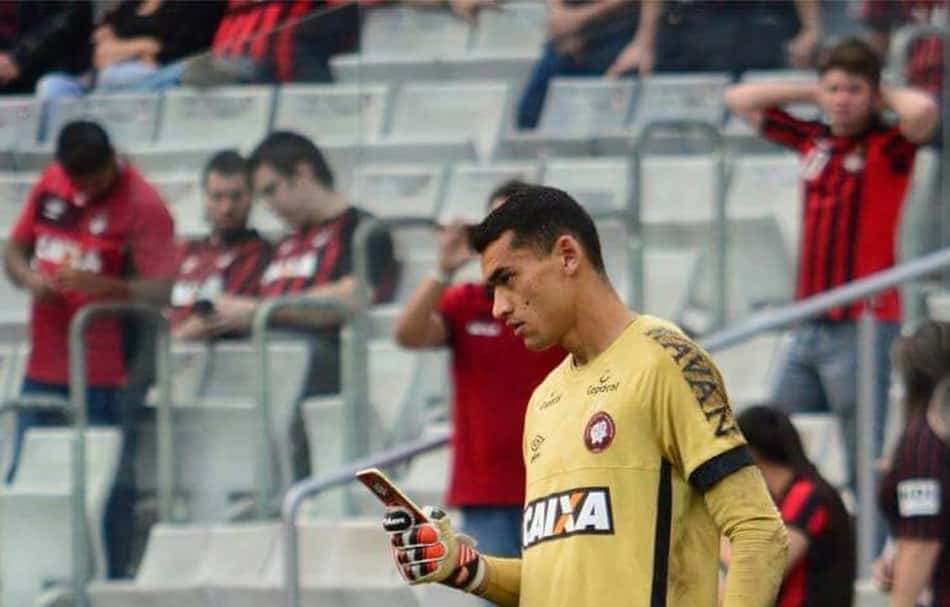 Goleiro do Atlético-PR usa celular antes de jogo e clube promete explicação