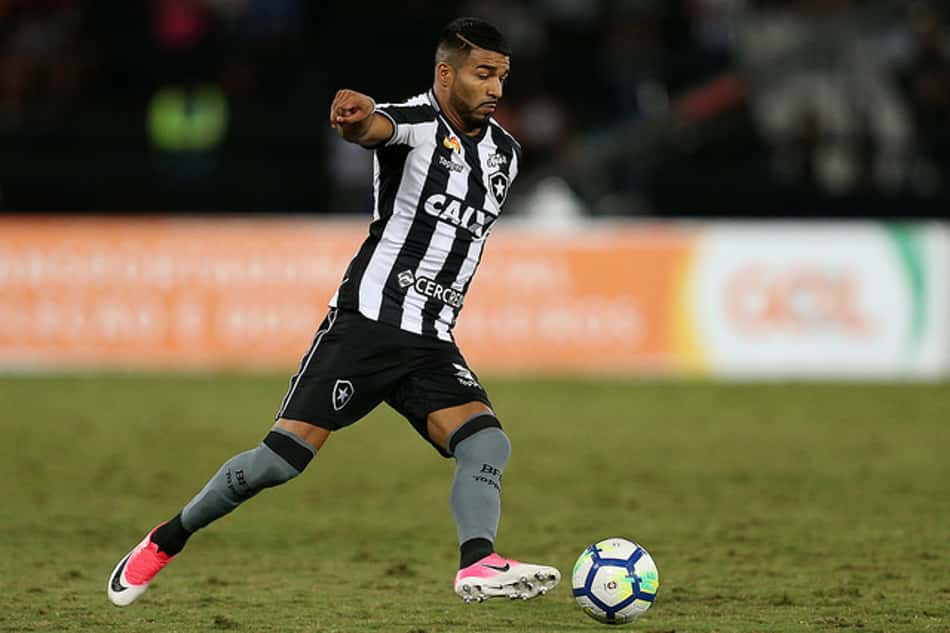 Aguirre tem sua estreia aprovada por Valentim: 'Entrou querendo jogo'