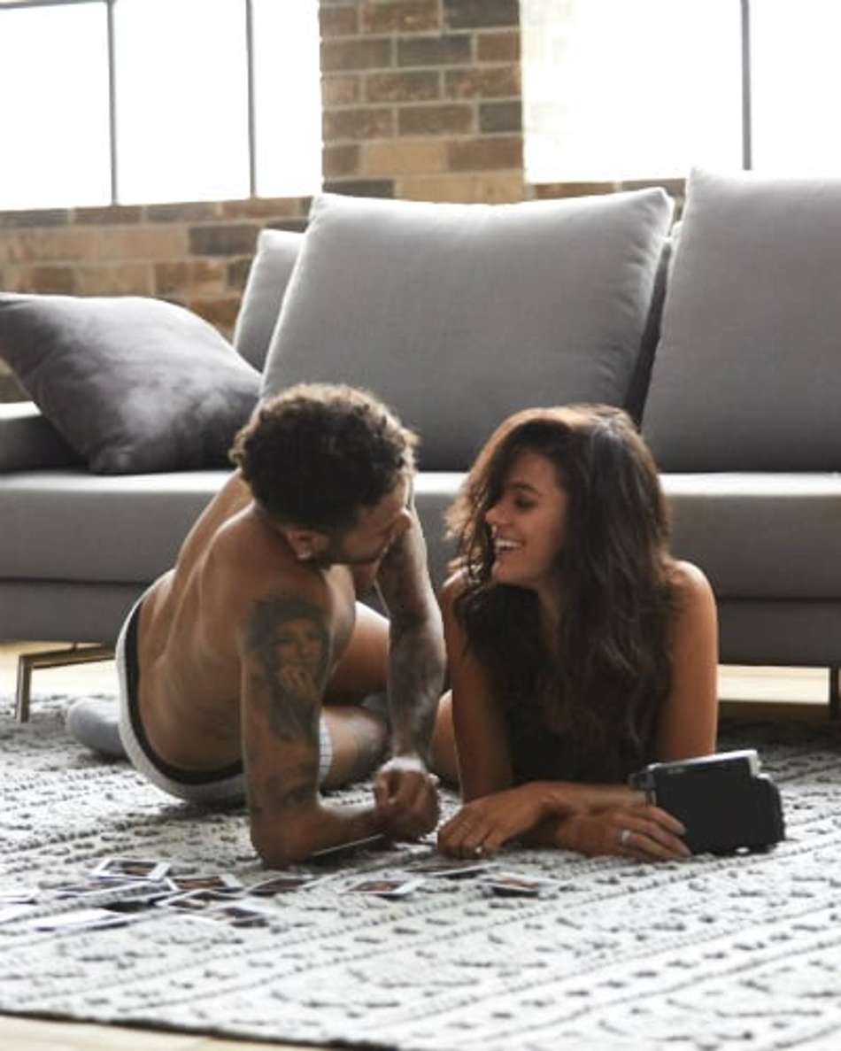 Tatuador de Neymar revela que jogador cobriu tatuagem feita junto com Bruna Marquezine