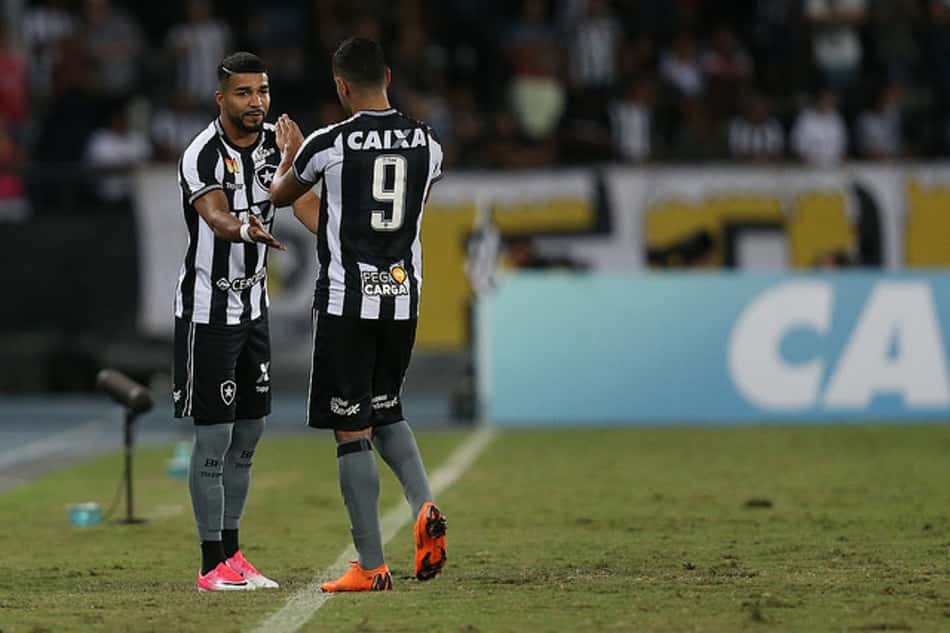 Depois de cinco meses sem jogar, Aguirre projeta evolução no Botafogo