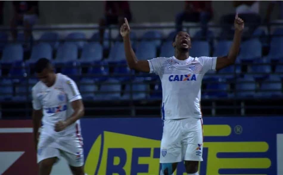 Avaí, com contra-ataques mortais, goleia o CRB em Maceió