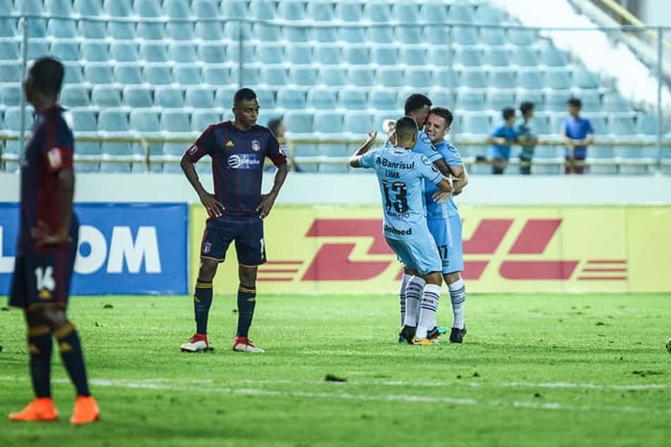 Grêmio marca no último minuto, vence e está nas oitavas da Liberta