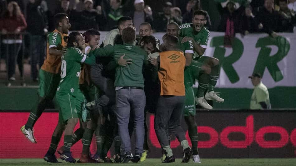 Com vitória nos pênaltis, Chape elimina o Galo e avança às quartas