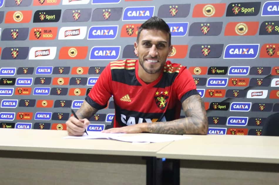 Rafa Marques é apresentado oficialmente como reforço do Sport