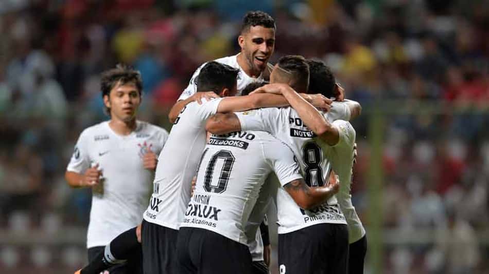 Corinthians dá show, marca sete gols e se garante nas oitavas da Liberta