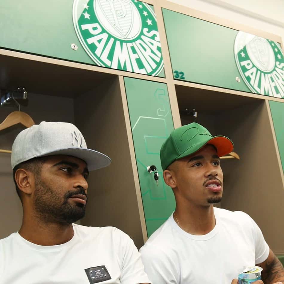 Campeão inglês, Gabriel Jesus visita o Palmeiras antes de disputar a Copa