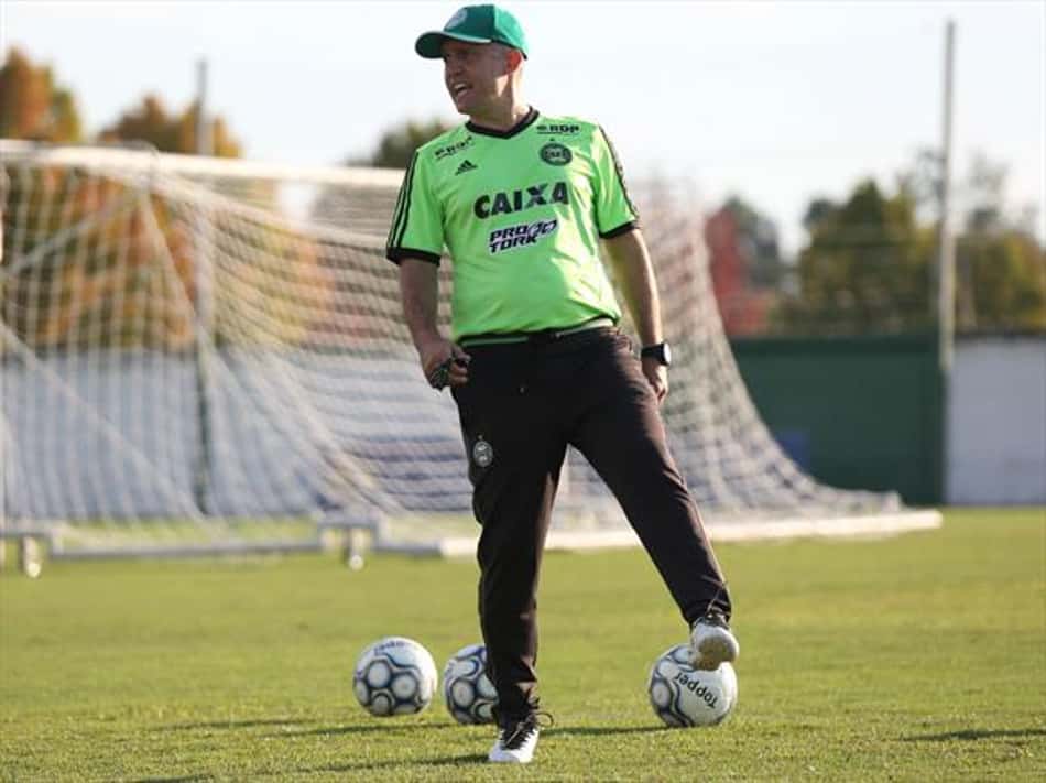 "Para atingirmos os nossos objetivos, precisamos vencer fora de casa", cobra o técnico do Coritiba