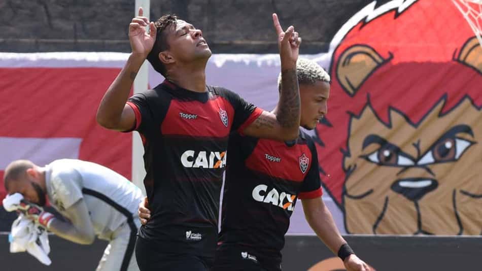 Vitória derrota o Ceará, deixa zona da degola e 'afunda' o adversário