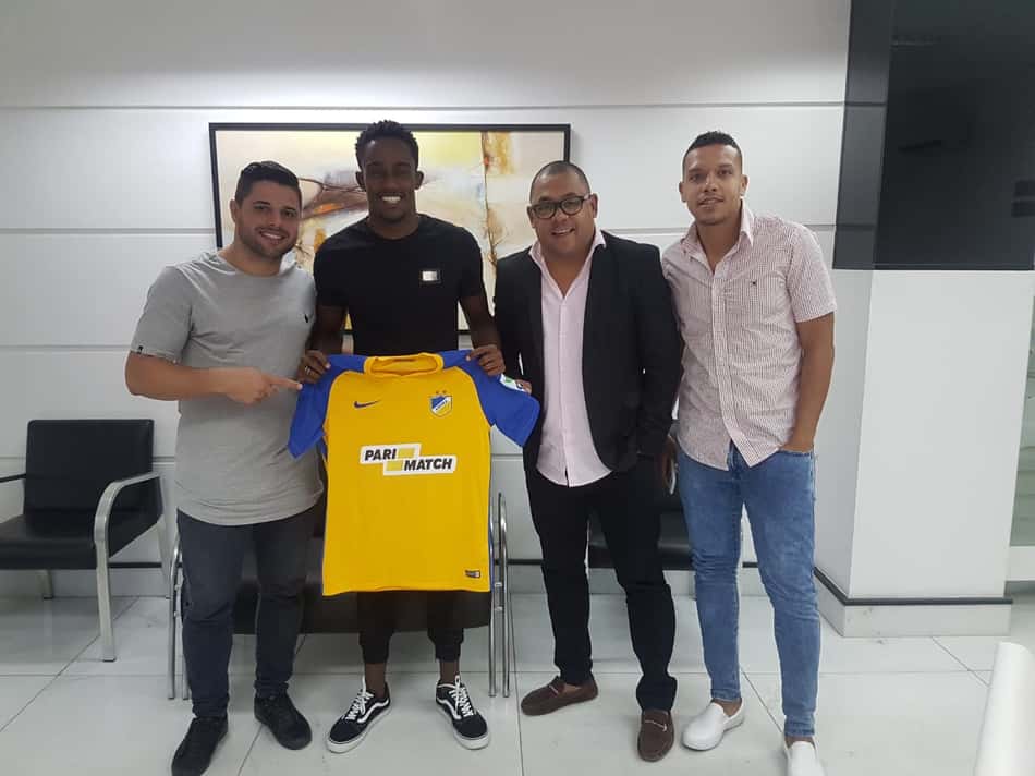 Caju deixa o Santos e é emprestado para o Apoel, do Chipre