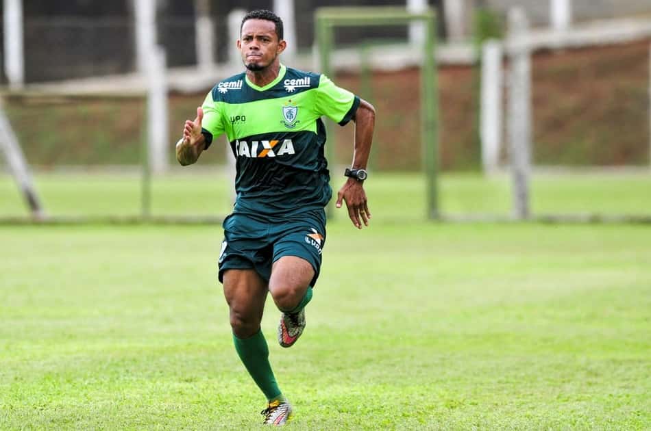 Destaque do Goiás, lateral Ernandes comemora arrancada na Série B