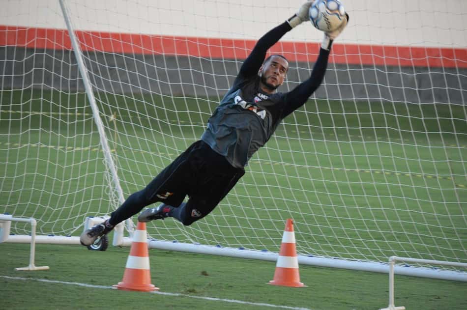 Atlético-GO apresenta goleiro, Leo para a disputa da temporada