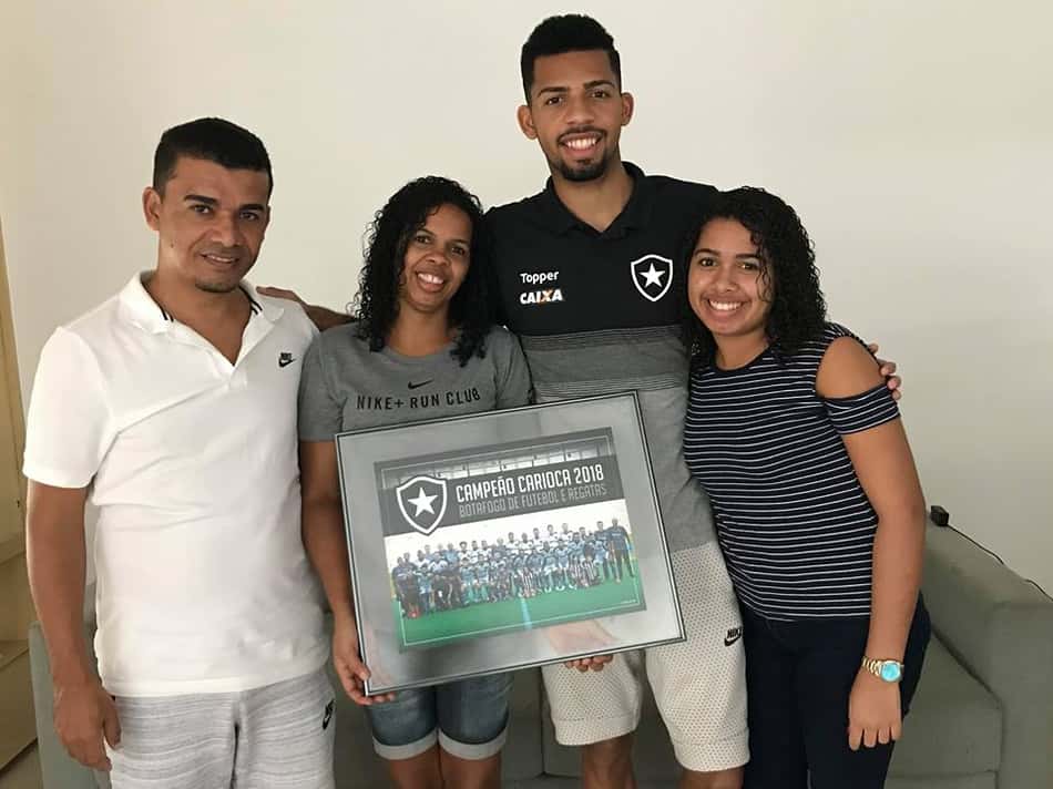 Pais jogadores, tijolos no caminho e ambição por Seleção: Matheus Fernandes e família abrem casa ao L!