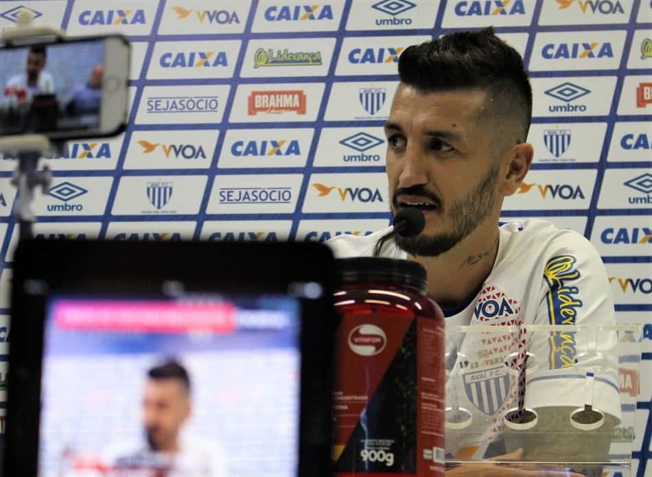 Ex-Figueirense, zagueiro Marquinhos é apresentado no Avaí e promete raça