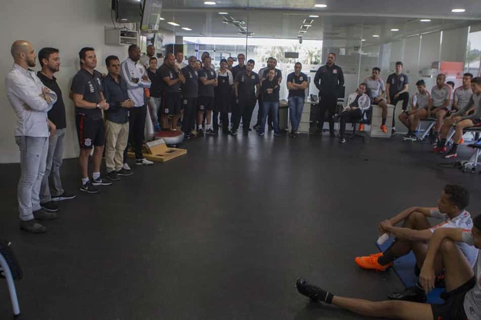 No primeiro dia, Loss tem reunião com elenco e mantém time de Carille