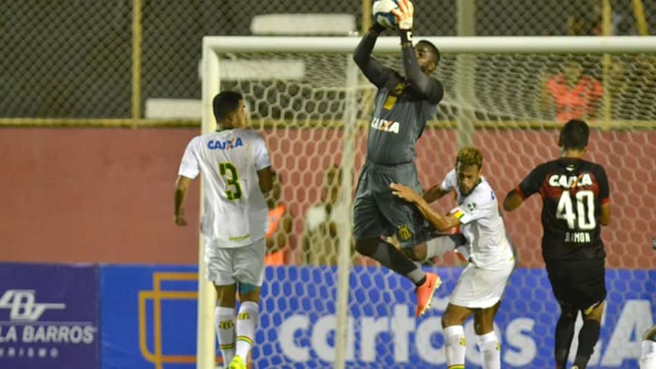 Sampaio Corrêa segura pressão do Vitória e faz história na Copa do Nordeste