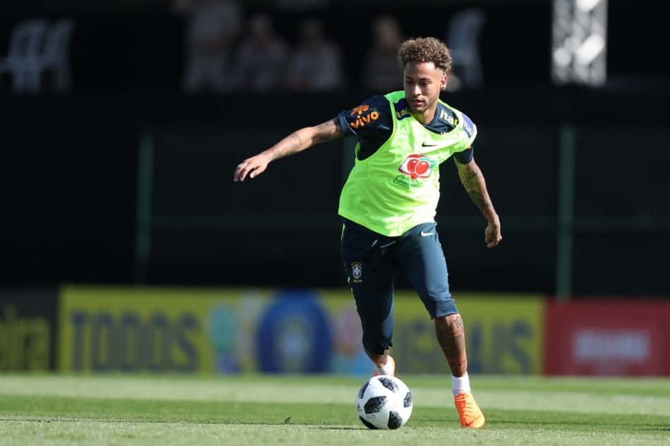 Neymar treinou com o grupo em Londres