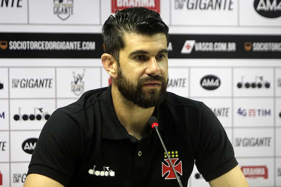 Goleiro do Vasco diz que marca negativa incomoda e pede equilíbrio