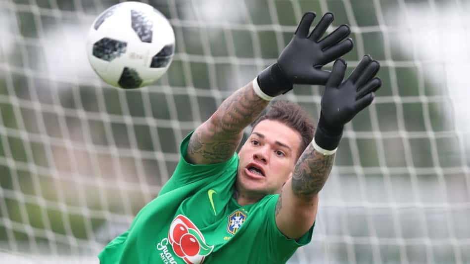 Éderson tem lesão constatada e não joga amistosos com a Seleção Brasileira; Weverton pode ser titular