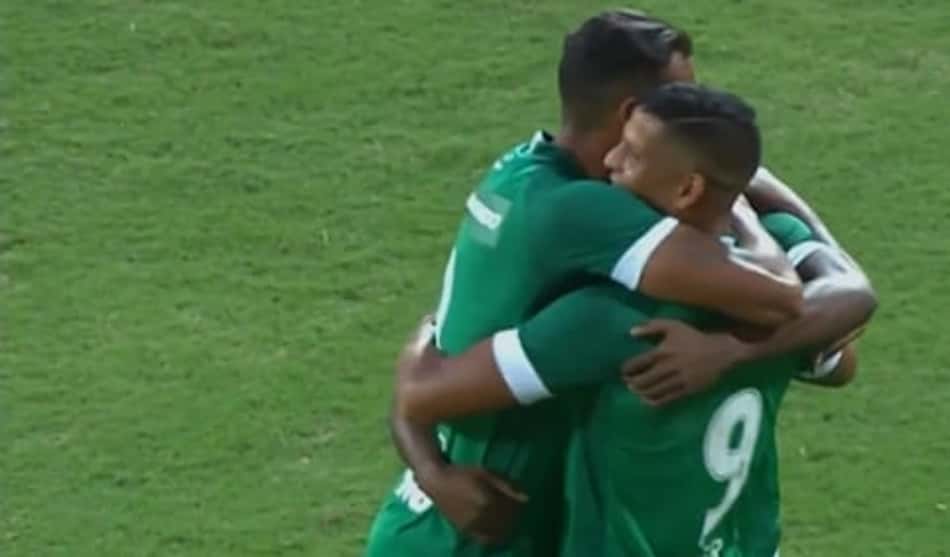 Goiás é consistente, vence de virada o Paysandu e respira na Série B