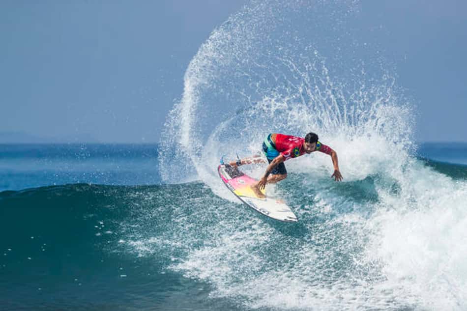 Ítalo Ferreira dá show, é campeão em Bali e assume liderança do ranking