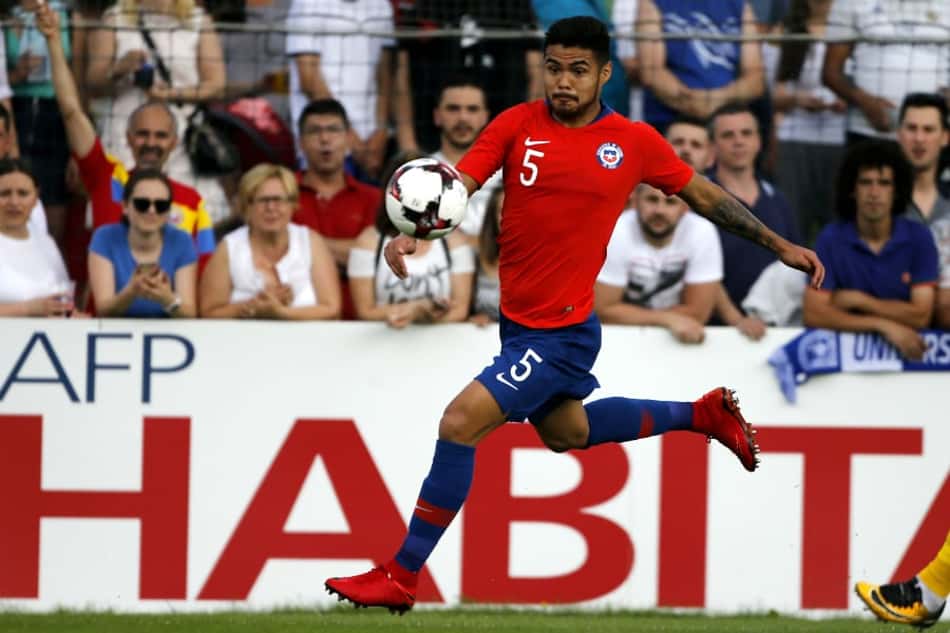 Zagueiro da seleção chilena está perto de fechar com o River Plate, afirma imprensa argentina