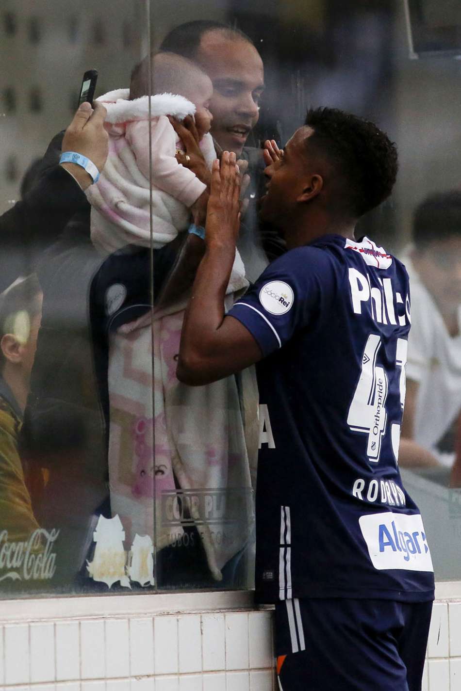 O Rayo santista Rodrygo mostrou que é mesmo um dos melhores nomes da nova safra de jovens talentos do Peixe, com três gols na goleada de 5 a 2 do Santos sobre o Vitória neste domingo, na Vila Belmiro, pelo Campeonato Brasileiro. Confira as notas do LANCE! (por William Correia)