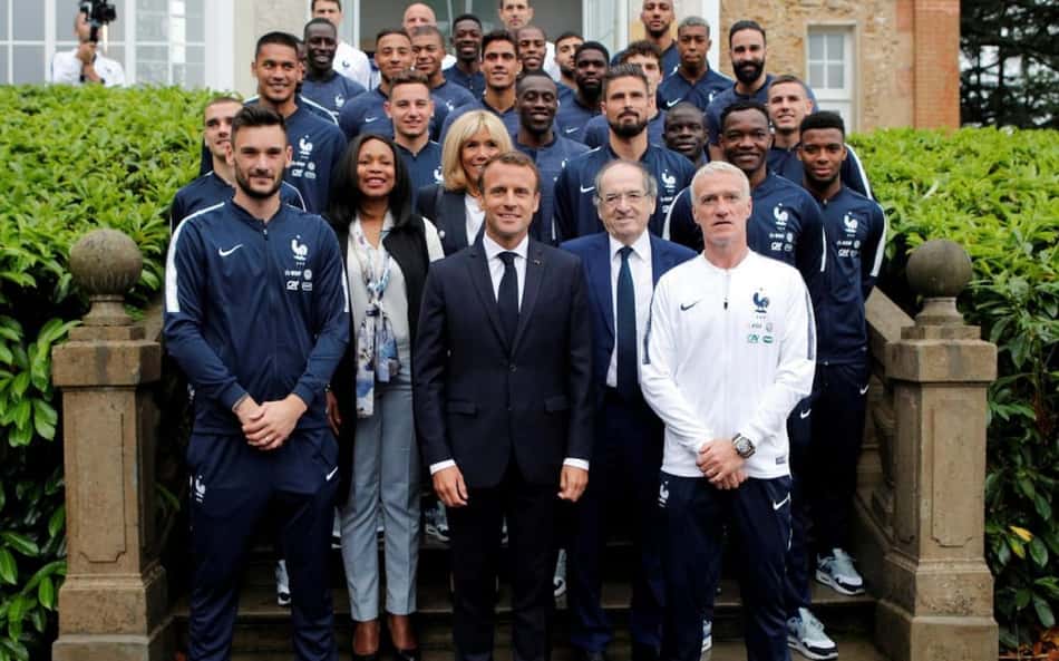 Macron visita seleção francesa e pede título da Copa do Mundo