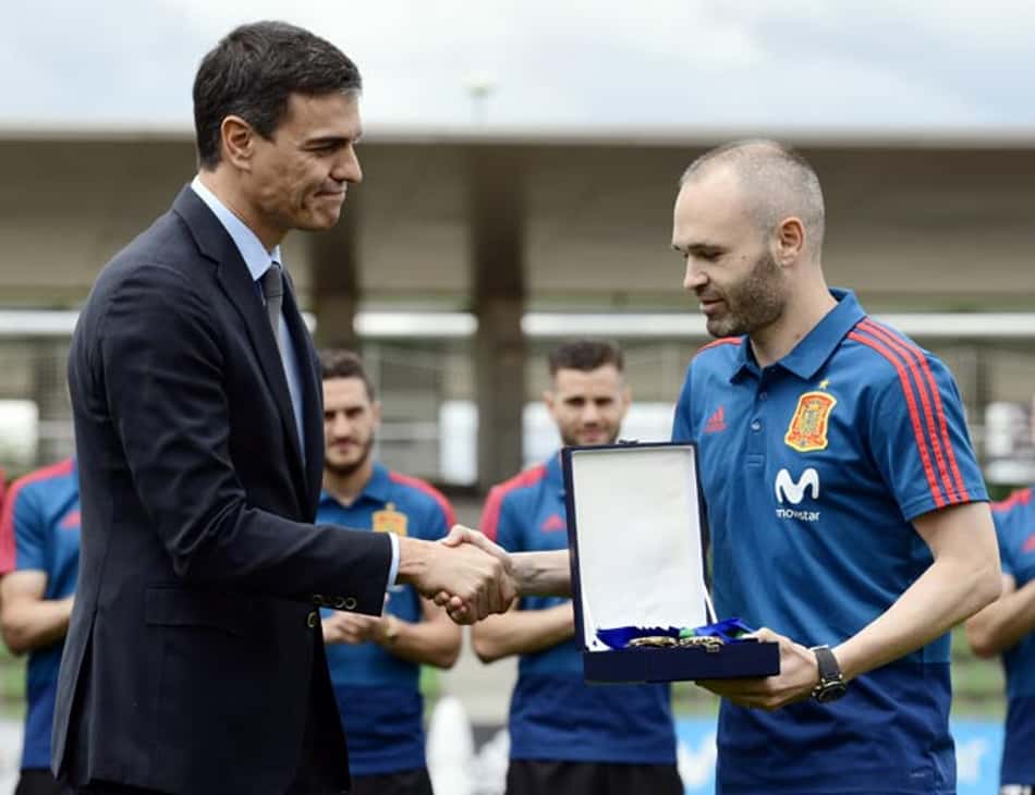 Primeiro ministro visita Espanha e entrega condecoração a Iniesta