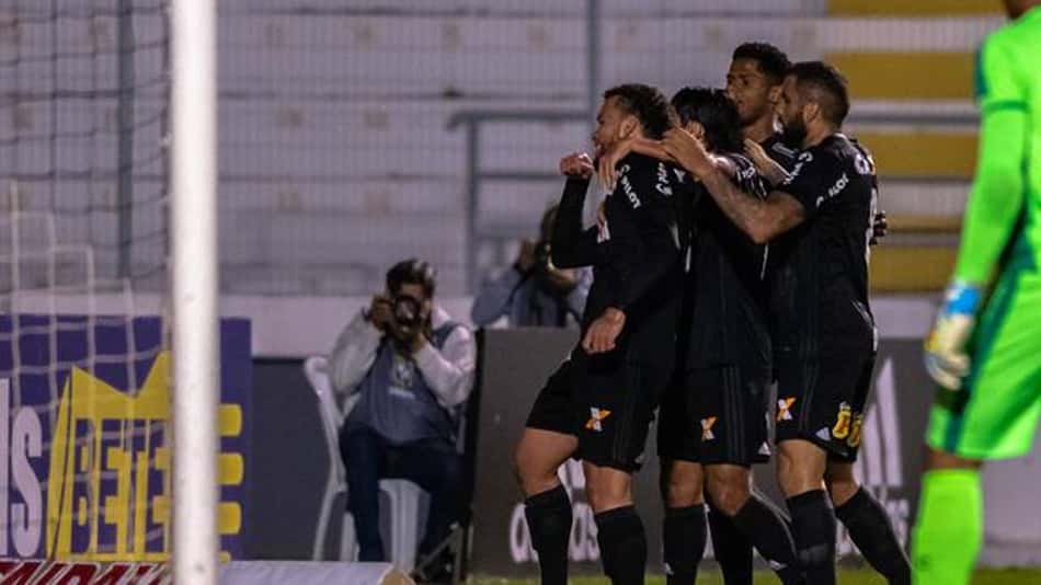 Ponte Preta começa atrás, aplica virada e vence primeira em casa
