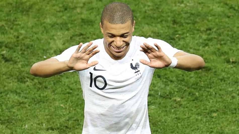 Equipe da segunda divisão argentina é cumprimentada por Kylian Mbappé