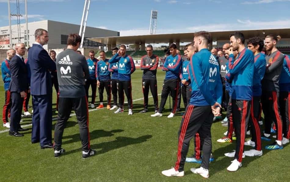 Rei Felipe VI visita jogadores antes do embarque da Espanha para Rússia