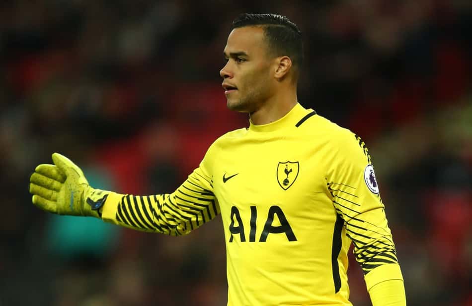 Tottenham renova contrato de goleiro por mais uma temporada