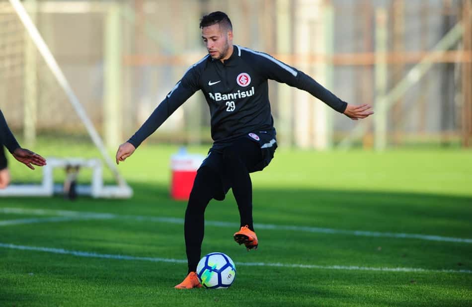 Internacional volta aos trabalhos de olho no Santos
