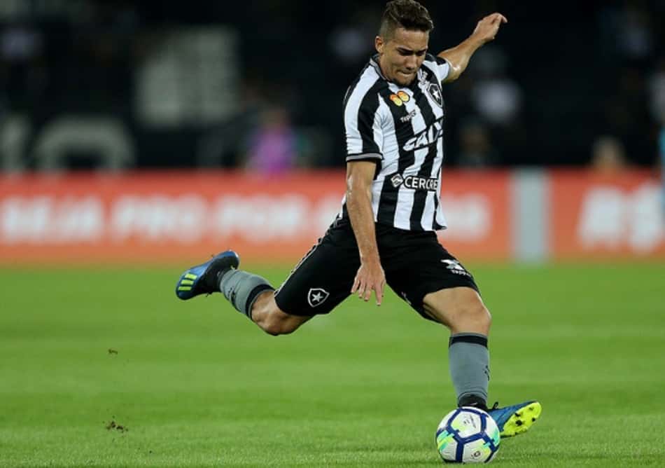 Botafogo anuncia empréstimo de Jean por mais uma temporada