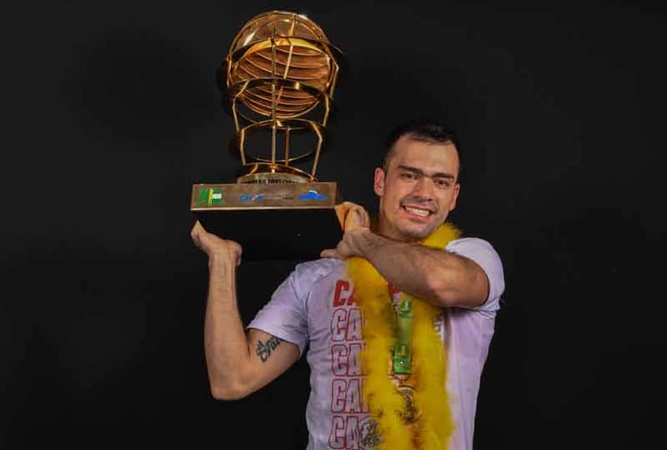 Deryk posa com troféu do NBB, pelo Paulistano. Atleta é o primeiro reforço do Flamengo (Foto: Divulgação/LNB)<br>